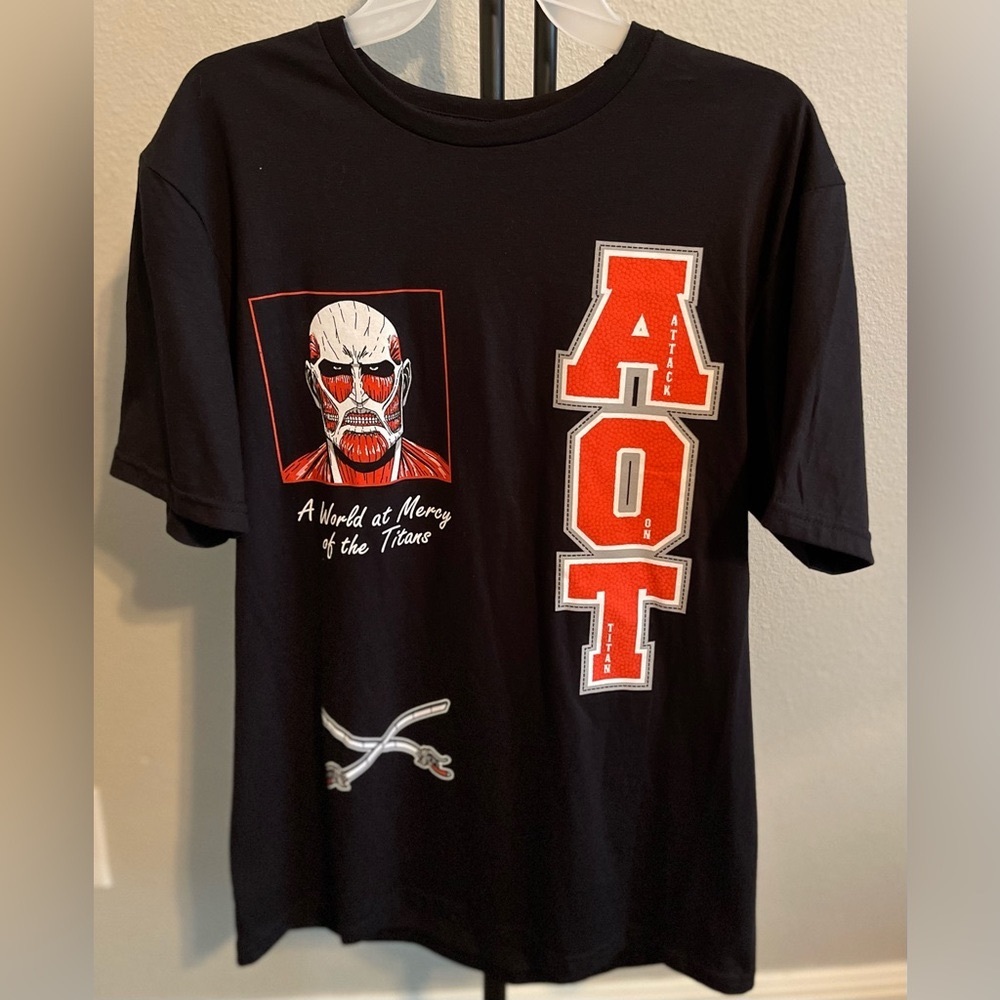 Retro “ Like “ Attack on Titan T-Shirt Manga UNI Crunchyroll Brand Size: M